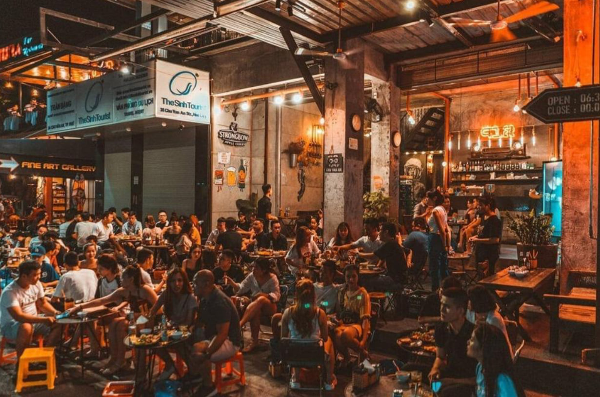 Giải m&atilde; hiện tượng lạ tr&ecirc;n phố T&acirc;y xứ Huế: Giới trẻ say sưa c&ugrave;ng tr&agrave;o lưu mới tr&ecirc;n b&agrave;n nhậu- Ảnh 2.