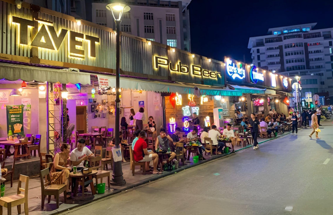 Giải m&atilde; hiện tượng lạ tr&ecirc;n phố T&acirc;y xứ Huế: Giới trẻ say sưa c&ugrave;ng tr&agrave;o lưu mới tr&ecirc;n b&agrave;n nhậu- Ảnh 3.