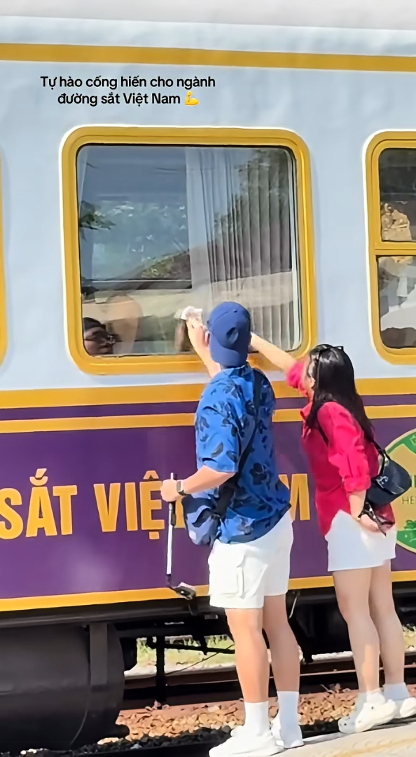 Chuyến t&agrave;u nhiều người phải tự lau cửa sổ trước khi chạy: L&yacute; do thật sự đằng sau - Ảnh 1.