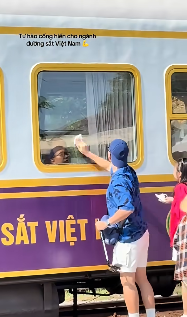 Chuyến t&agrave;u nhiều người phải tự lau cửa sổ trước khi chạy: L&yacute; do thật sự đằng sau - Ảnh 2.
