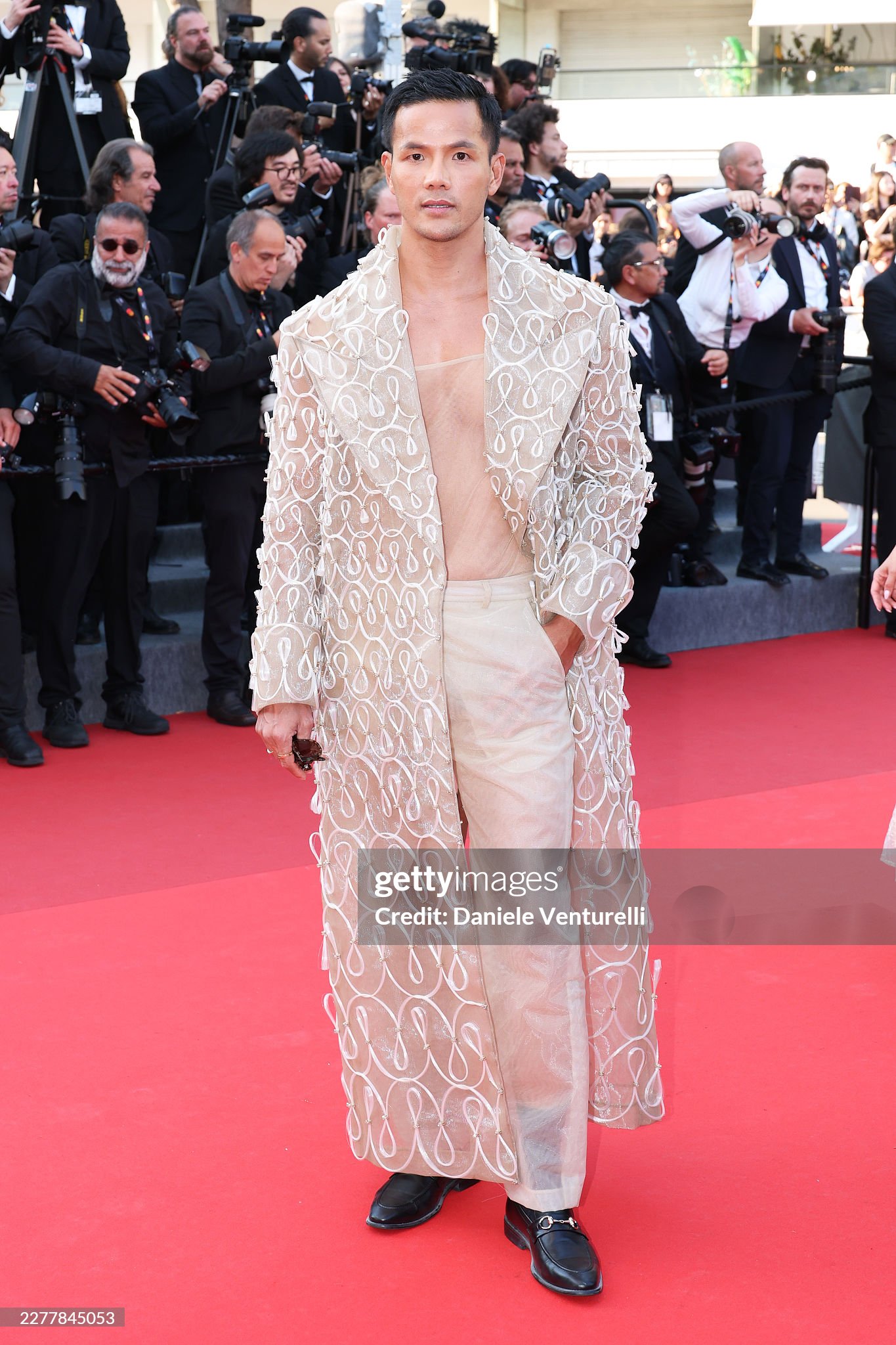 Thảm đỏ bế mạc Cannes 2026: "Thi&ecirc;n thần nội y" t&oacute;c hồng chiếm trọn spotlight, sao phim Avatar t&igrave;nh tứ h&ocirc;n chồng- Ảnh 40.