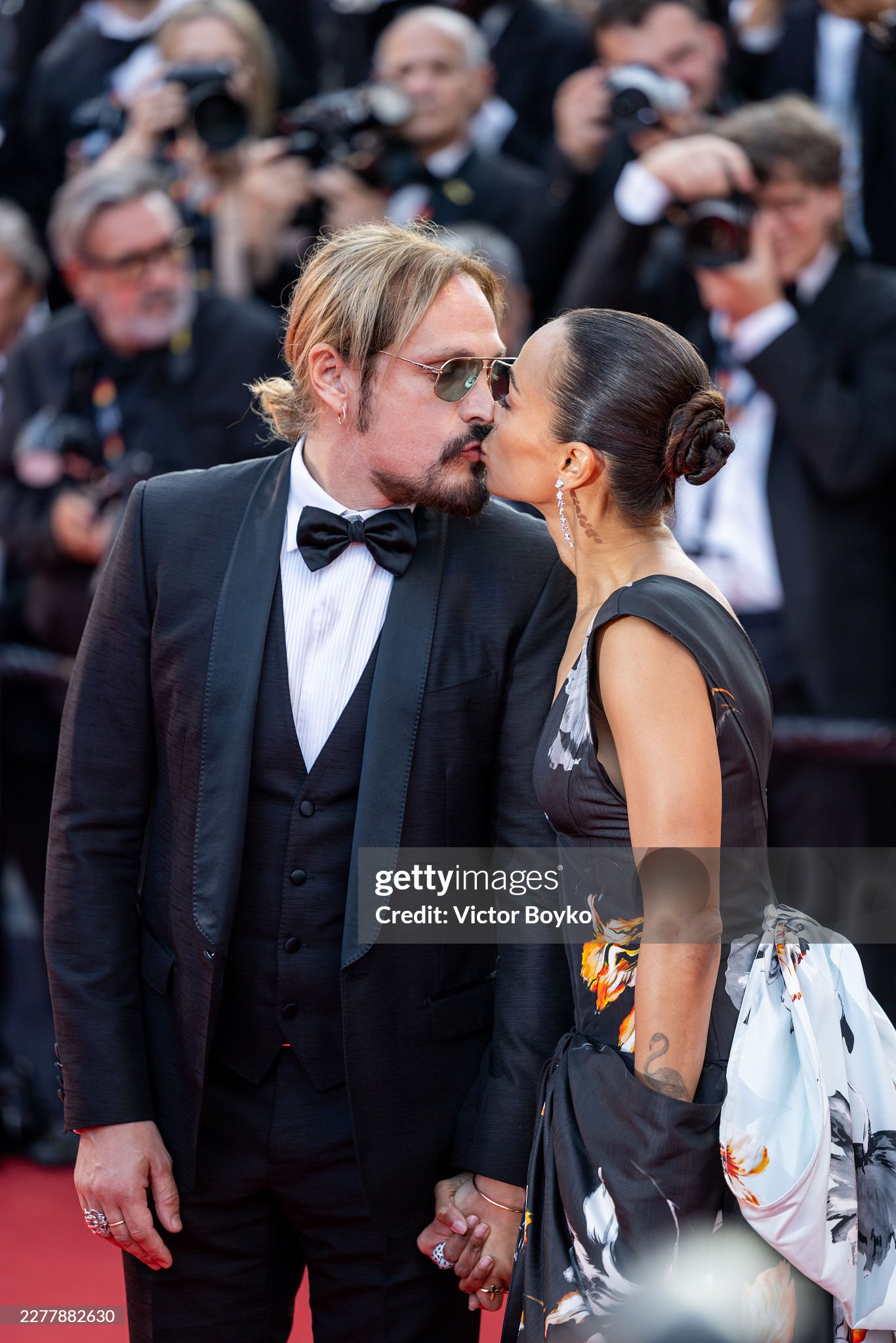 Thảm đỏ bế mạc Cannes 2026: "Thi&ecirc;n thần nội y" t&oacute;c hồng chiếm trọn spotlight, sao phim Avatar t&igrave;nh tứ h&ocirc;n chồng- Ảnh 14.