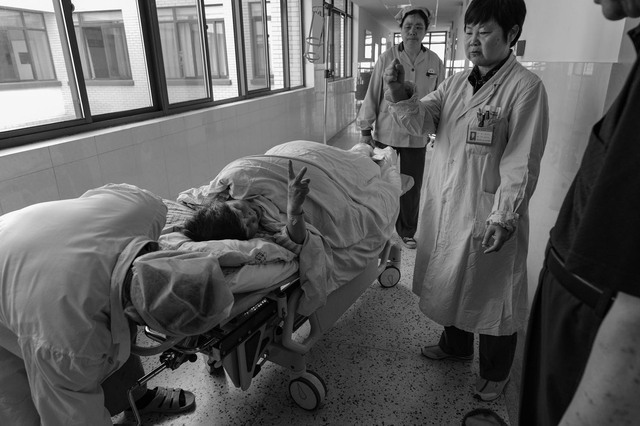 Sau nỗi đau mất con, người mẹ l&agrave;m IVF sinh đ&ocirc;i ở tuổi 60 v&agrave; h&agrave;nh tr&igrave;nh 15 năm ghi lại qua 20.000 tấm ảnh khiến nhiều người x&uacute;c động- Ảnh 3.