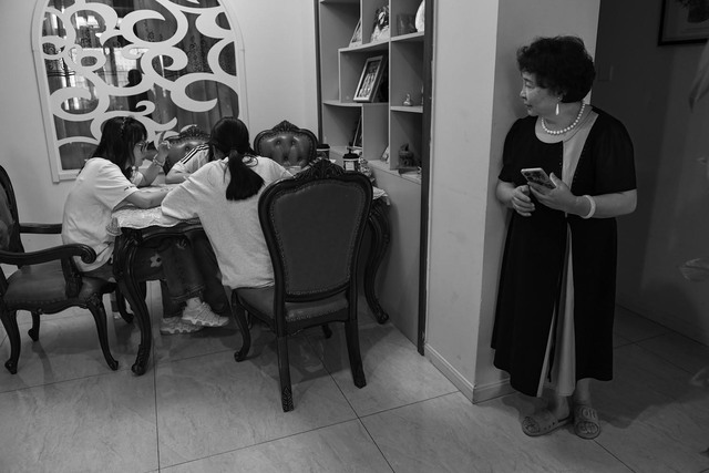 Sau nỗi đau mất con, người mẹ l&agrave;m IVF sinh đ&ocirc;i ở tuổi 60 v&agrave; h&agrave;nh tr&igrave;nh 15 năm ghi lại qua 20.000 tấm ảnh khiến nhiều người x&uacute;c động- Ảnh 28.