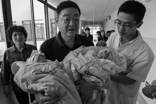 Sau nỗi đau mất con, người mẹ l&agrave;m IVF sinh đ&ocirc;i ở tuổi 60 v&agrave; h&agrave;nh tr&igrave;nh 15 năm ghi lại qua 20.000 tấm ảnh khiến nhiều người x&uacute;c động- Ảnh 4.
