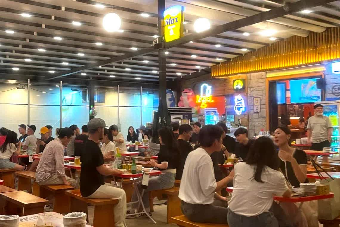 Thay đồ c&ocirc;ng sở, l&ecirc;n đồ thể thao: Văn h&oacute;a tan ca ở qu&aacute;n nhậu bị d&acirc;n văn ph&ograve;ng &ldquo;đ&aacute; v&agrave;o 1 x&oacute;&rdquo;- Ảnh 3.