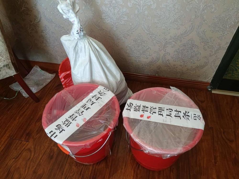 Đột k&iacute;ch 1 kh&aacute;ch sạn, c&ocirc;ng an bắt giữ 2 người, tịch thu hơn 100 kg mật ong giả- Ảnh 2.