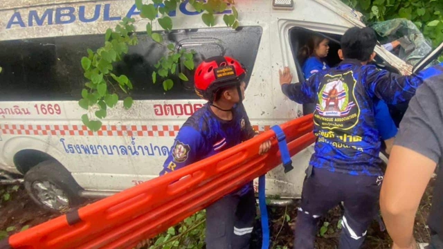 Xe cấp cứu đang trên đường làm nhiệm vụ thì gặp tai nạn, nữ nhân viên y tế tử vong thương tâm- Ảnh 1. Xe cấp cứu đang trên đường làm nhiệm vụ thì gặp tai nạn, nữ nhân viên y tế tử vong thương tâm- Ảnh 1.