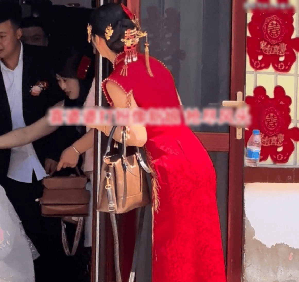 Mẹ chồng 40 tuổi g&acirc;y tranh c&atilde;i v&igrave; lấn lướt nhan sắc c&ocirc; d&acirc;u ngay trong ng&agrave;y cưới- Ảnh 1.
