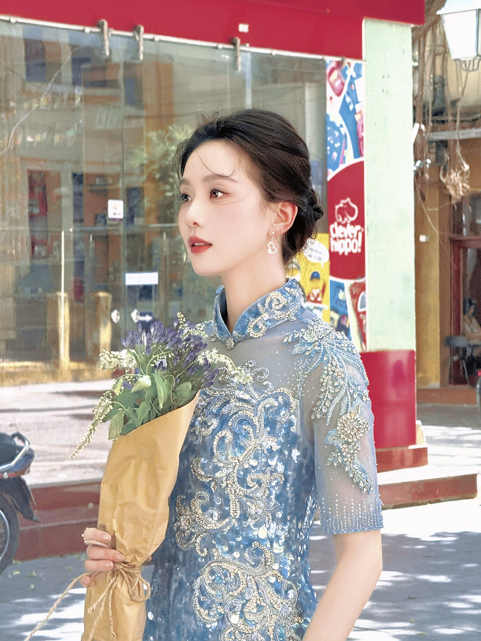 Mỹ nh&acirc;n đẹp nhất Trung Quốc xuống phố đi bộ Hồ Gươm 