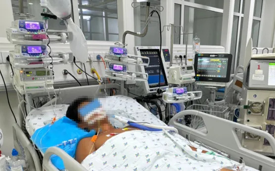 Nam sinh sốc nhiệt nguy kịch sau chơi b&oacute;ng dưới nắng - Ảnh 1.