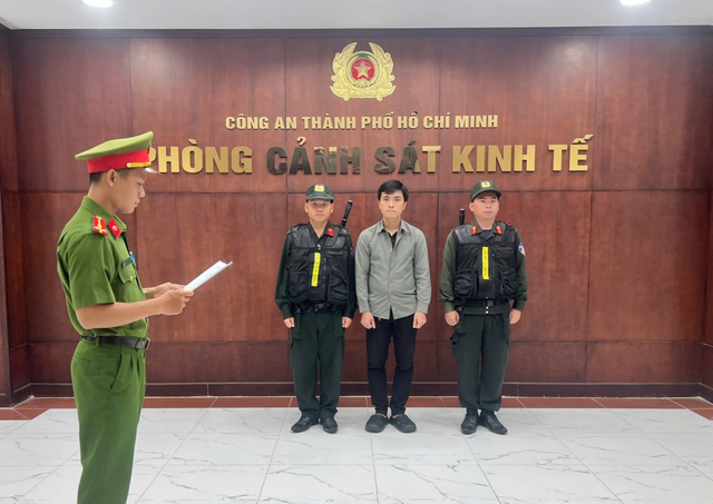 Ra quyết định khởi tố chủ c&ocirc;ng ty b&aacute;n gi&agrave;y d&eacute;p giả Lưu Ph&aacute;t Thuận SN 1991- Ảnh 1.