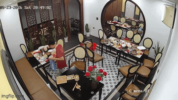 Nam nh&acirc;n vi&ecirc;n đang dọn b&agrave;n hốt hoảng bỏ chạy v&igrave; thứ dưới s&agrave;n, quản l&yacute; lập tức gọi ngay cho nh&oacute;m kh&aacute;ch quay lại- Ảnh 1.