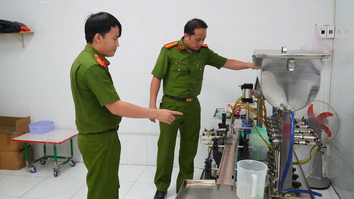 H&agrave;nh tr&igrave;nh b&oacute;c gỡ 3 đường d&acirc;y bu&ocirc;n lậu, h&agrave;ng giả quy m&ocirc; lớn ở T&acirc;y Ninh- Ảnh 8.