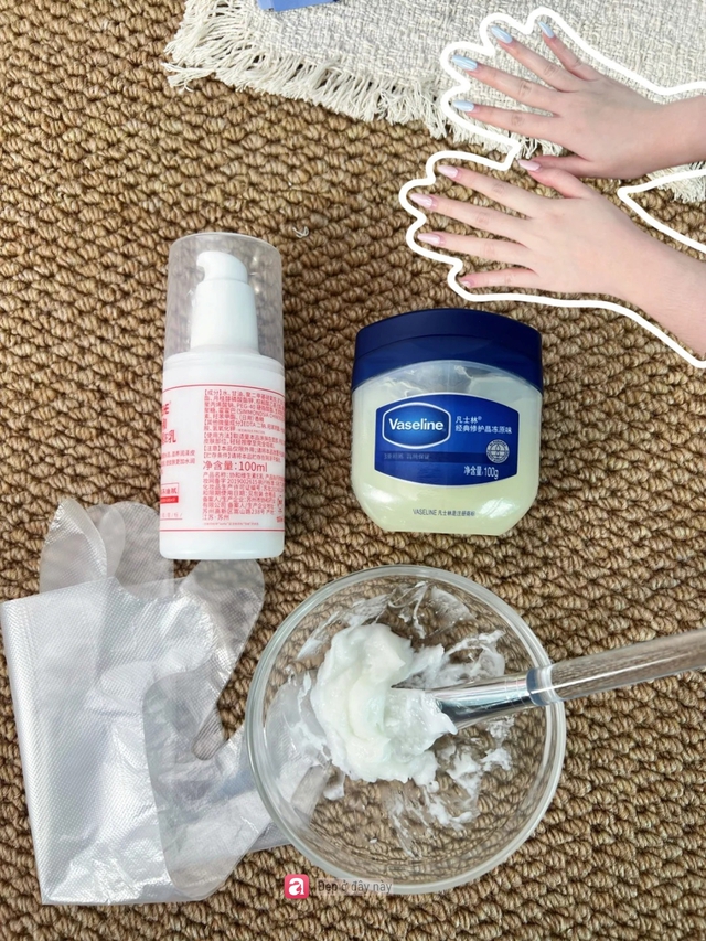 C&ocirc; g&aacute;i trẻ duy tr&igrave; đ&ocirc;i tay mềm mịn nhờ ủ tay với Vaseline v&agrave; Vitamin E theo tỉ lệ 1:1- Ảnh 1.