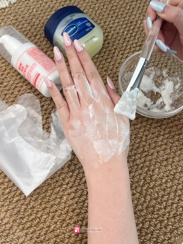 C&ocirc; g&aacute;i trẻ duy tr&igrave; đ&ocirc;i tay mềm mịn nhờ ủ tay với Vaseline v&agrave; Vitamin E theo tỉ lệ 1:1- Ảnh 4.