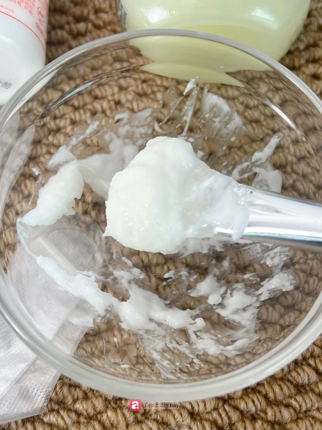 C&ocirc; g&aacute;i trẻ duy tr&igrave; đ&ocirc;i tay mềm mịn nhờ ủ tay với Vaseline v&agrave; Vitamin E theo tỉ lệ 1:1- Ảnh 3.