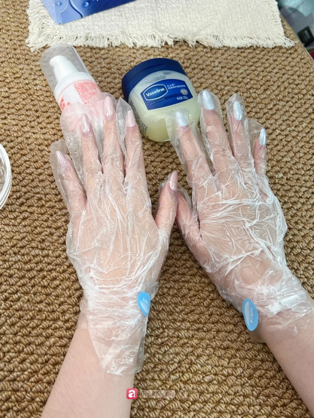 C&ocirc; g&aacute;i trẻ duy tr&igrave; đ&ocirc;i tay mềm mịn nhờ ủ tay với Vaseline v&agrave; Vitamin E theo tỉ lệ 1:1- Ảnh 5.