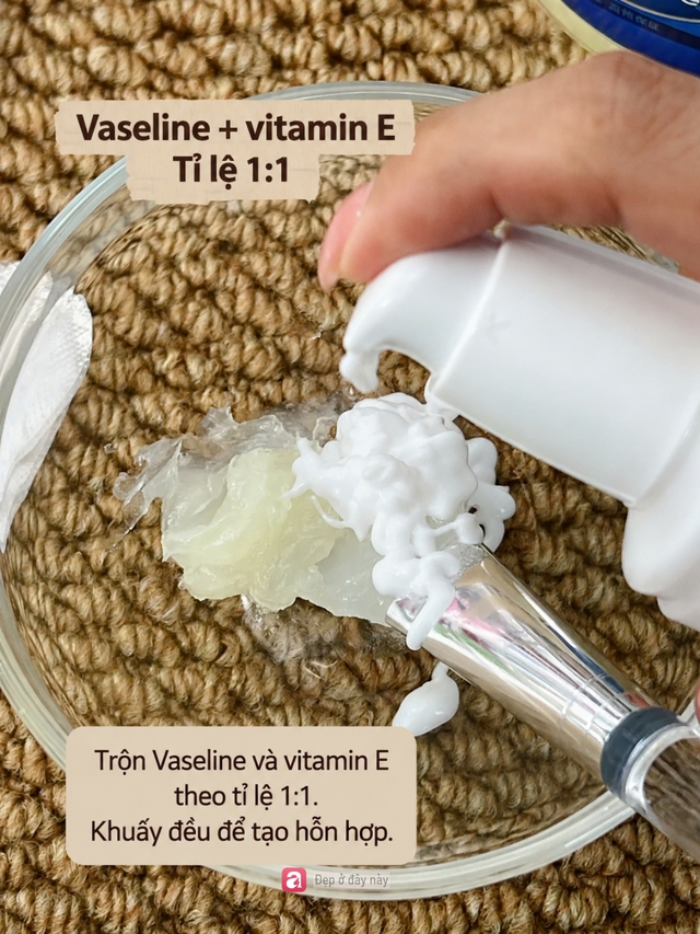 C&ocirc; g&aacute;i trẻ duy tr&igrave; đ&ocirc;i tay mềm mịn nhờ ủ tay với Vaseline v&agrave; Vitamin E theo tỉ lệ 1:1- Ảnh 2.