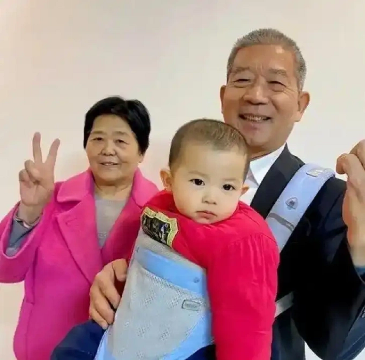 U70 vẫn sinh con, cuộc sống sau đ&oacute; khiến cả gia đ&igrave;nh &ldquo;ngỡ ng&agrave;ng&rdquo; - Ảnh 1.
