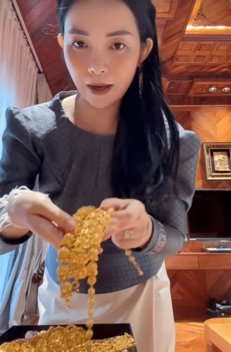 N&agrave;ng d&acirc;u ngoại quốc c&oacute; gia thế "khủng" nhất Việt Nam, mỗi lần về nh&agrave; ngoại l&agrave; cả MXH dậy s&oacute;ng- Ảnh 14.
