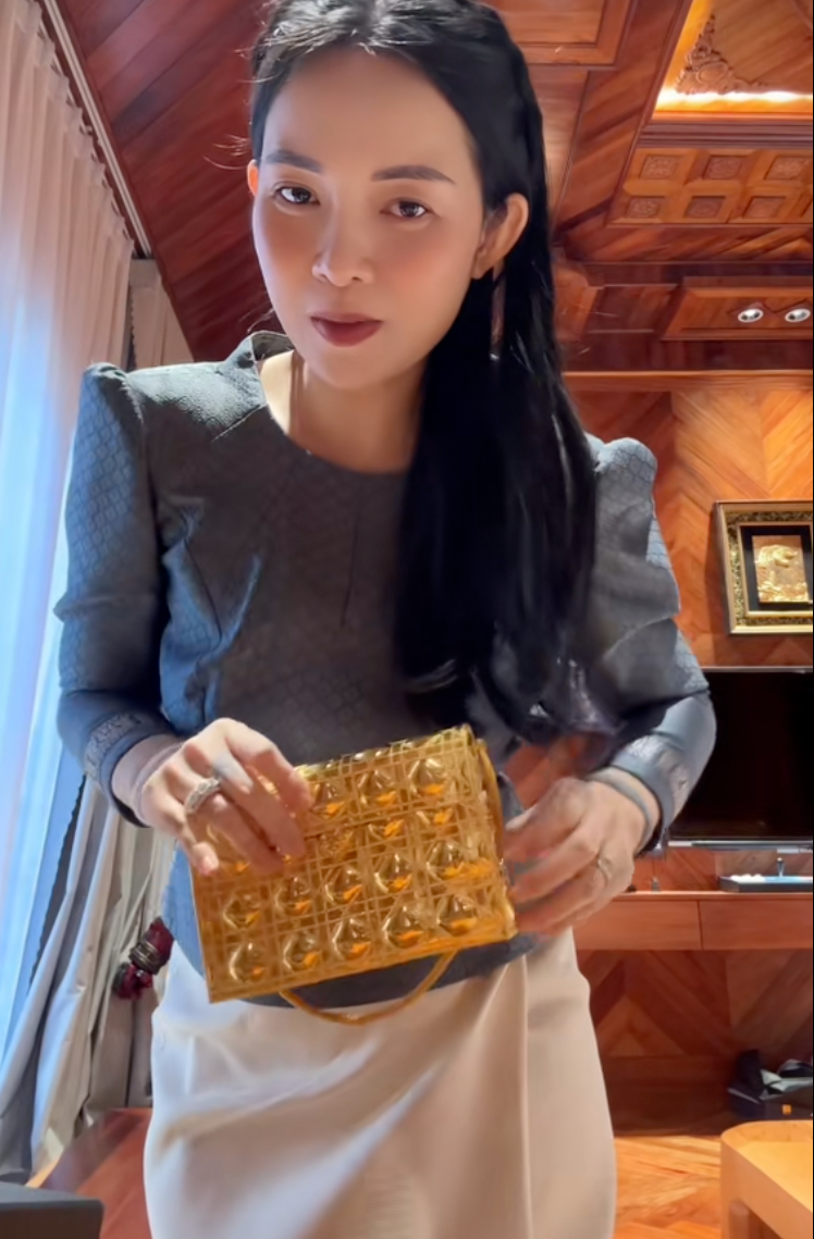N&agrave;ng d&acirc;u ngoại quốc c&oacute; gia thế "khủng" nhất Việt Nam, mỗi lần về nh&agrave; ngoại l&agrave; cả MXH dậy s&oacute;ng- Ảnh 15.