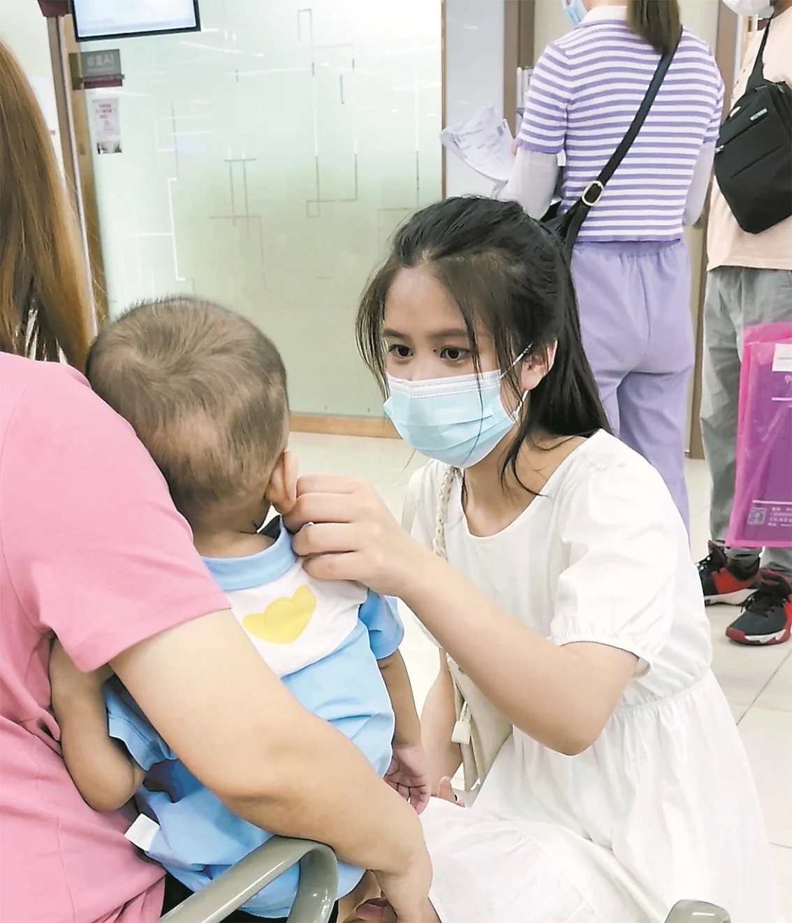 Nghề &ldquo;đưa người đi viện hộ&rdquo; ở Trung Quốc đang hot như thế n&agrave;o m&agrave; thu nhập gần 350 triệu/th&aacute;ng?- Ảnh 1.