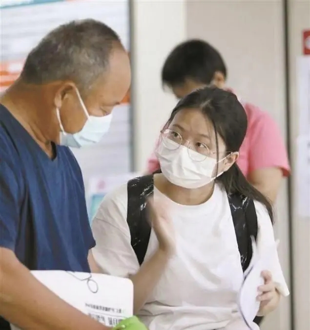 Nghề &ldquo;đưa người đi viện hộ&rdquo; ở Trung Quốc đang hot như thế n&agrave;o m&agrave; thu nhập gần 350 triệu/th&aacute;ng?- Ảnh 2.