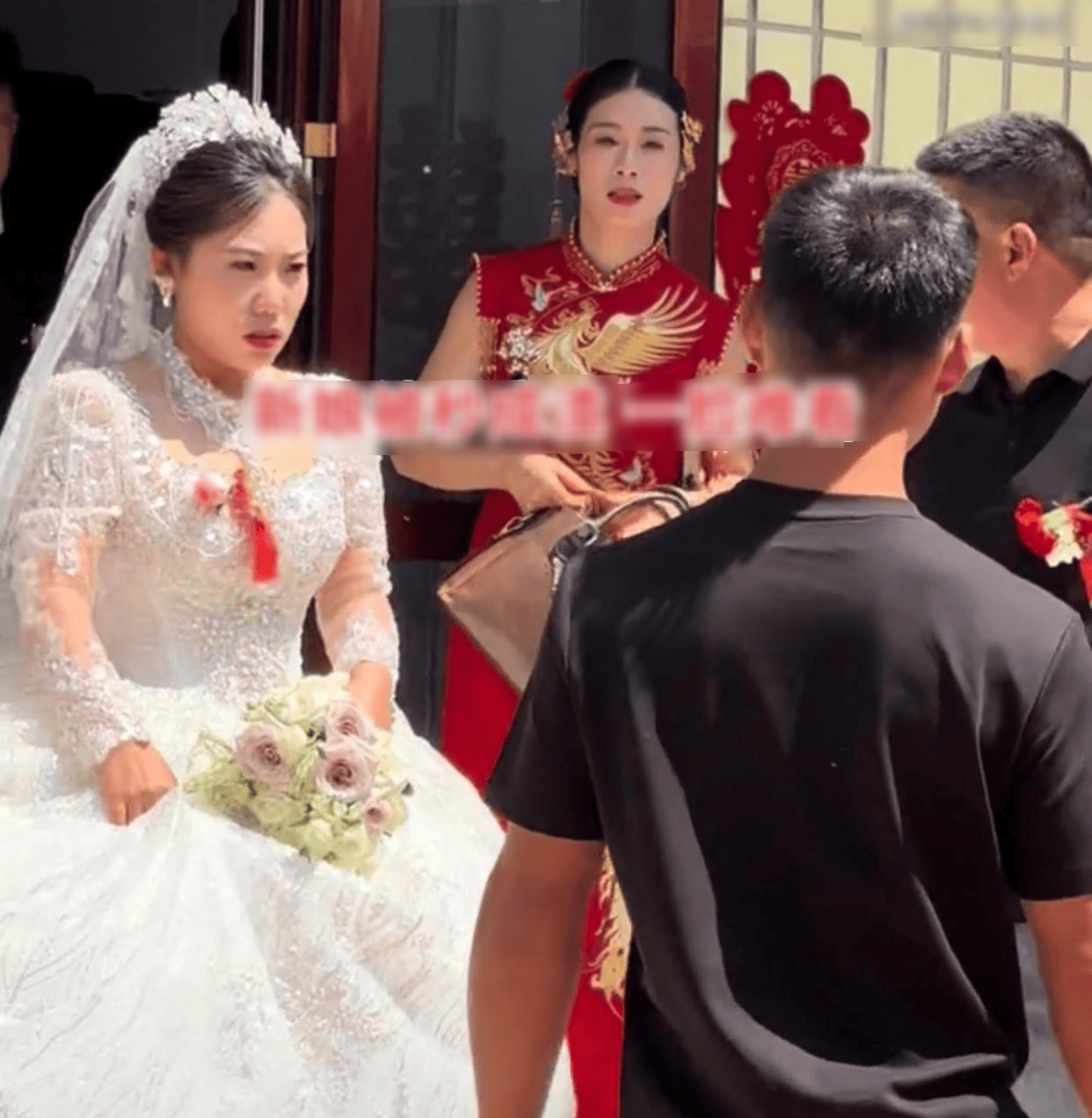 Mẹ chồng 40 tuổi g&acirc;y tranh c&atilde;i v&igrave; lấn lướt nhan sắc c&ocirc; d&acirc;u ngay trong ng&agrave;y cưới- Ảnh 3.