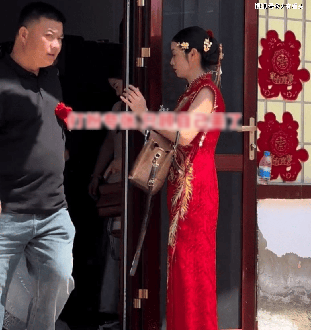 Mẹ chồng 40 tuổi g&acirc;y tranh c&atilde;i v&igrave; lấn lướt nhan sắc c&ocirc; d&acirc;u ngay trong ng&agrave;y cưới- Ảnh 2.