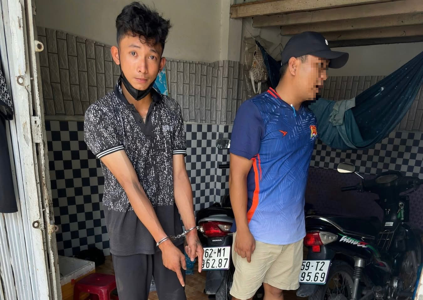 Bị giật điện thoại, đ&ocirc;i nam nữ cố đuổi theo nghi phạm nhưng kh&ocirc;ng được- Ảnh 1.