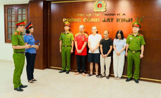 Ra quyết định khởi tố chủ cửa h&agrave;ng xe đạp điện Nguyễn Thị Thoan SN 1993- Ảnh 1.
