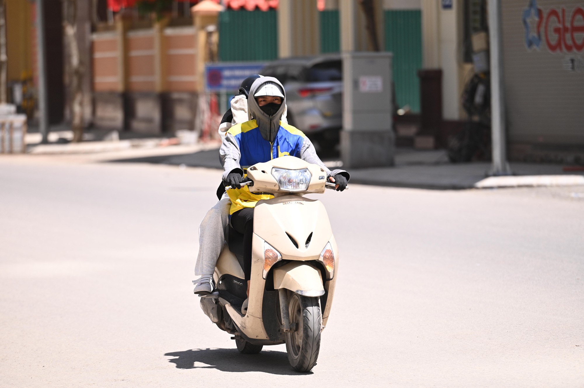 H&agrave; Nội ghi nhận mức nhiệt cao nhất cả nước: Trung t&acirc;m Thủ đ&ocirc; n&oacute;ng ngột ngạt kh&oacute; thở, người d&acirc;n vật v&atilde; giữa &ldquo;chảo lửa&rdquo; 38,7 độ C- Ảnh 6.