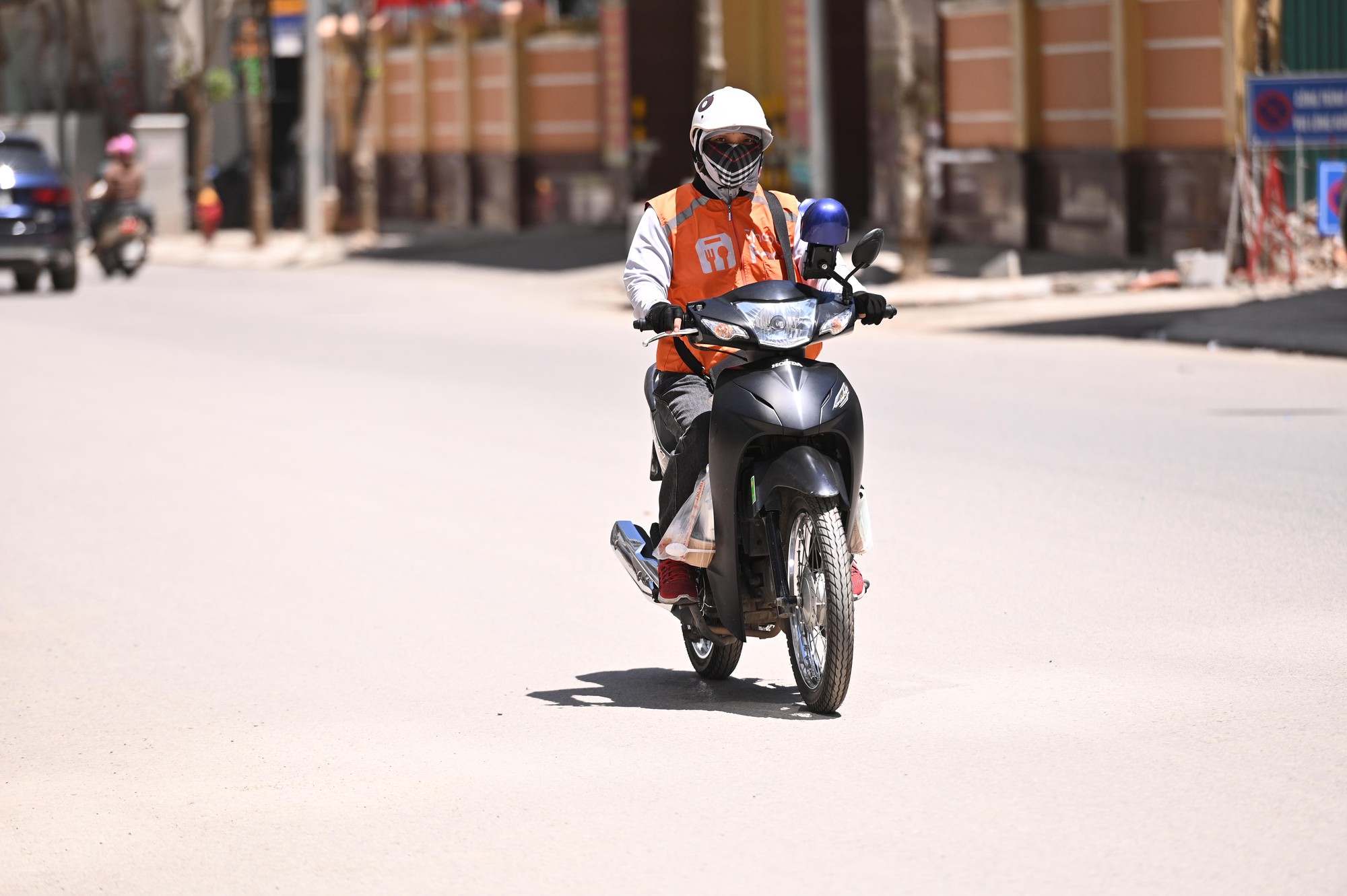 H&agrave; Nội ghi nhận mức nhiệt cao nhất cả nước: Trung t&acirc;m Thủ đ&ocirc; n&oacute;ng ngột ngạt kh&oacute; thở, người d&acirc;n vật v&atilde; giữa &ldquo;chảo lửa&rdquo; 38,7 độ C- Ảnh 8.