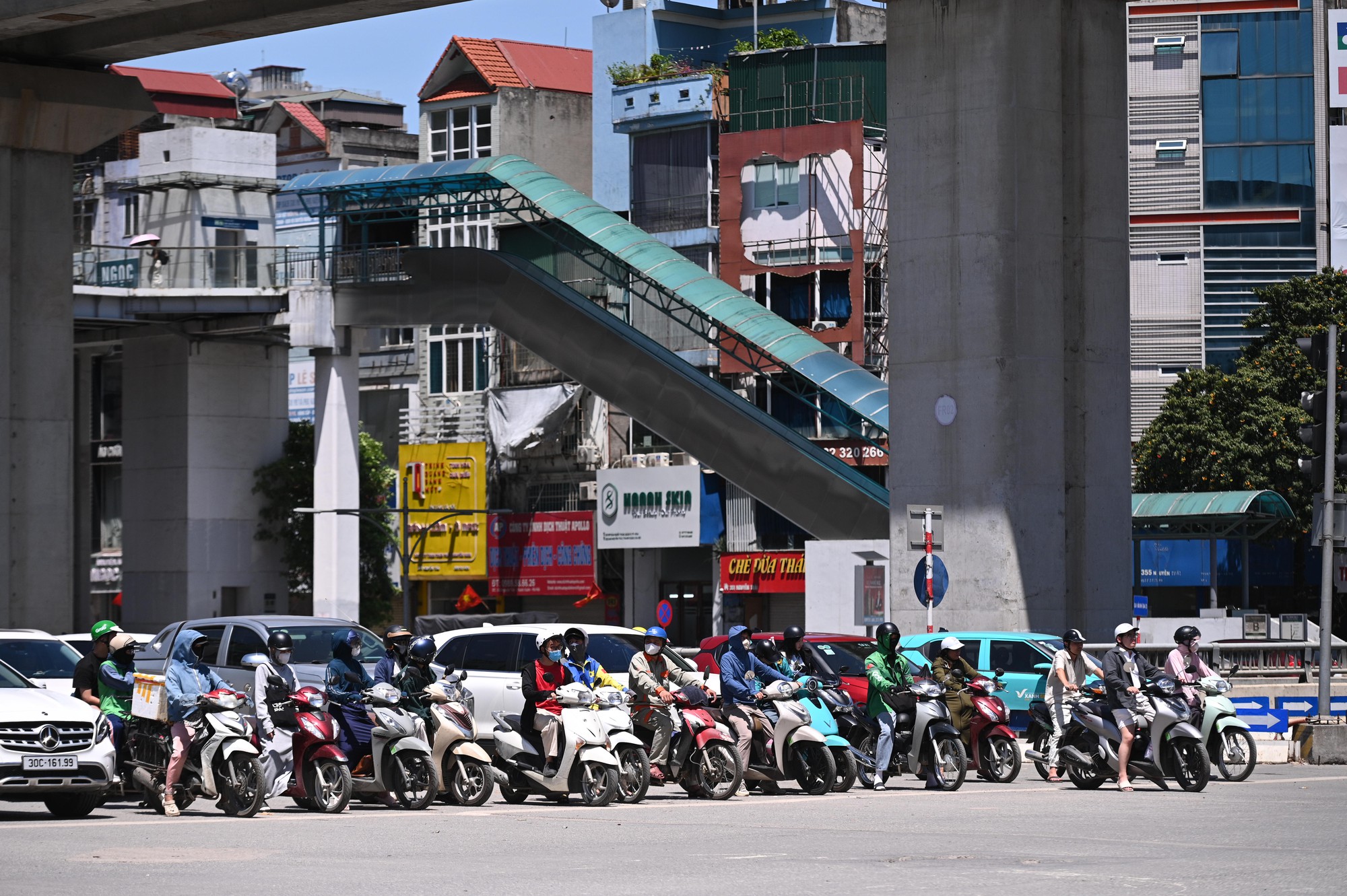H&agrave; Nội ghi nhận mức nhiệt cao nhất cả nước: Trung t&acirc;m Thủ đ&ocirc; n&oacute;ng ngột ngạt kh&oacute; thở, người d&acirc;n vật v&atilde; giữa &ldquo;chảo lửa&rdquo; 38,7 độ C- Ảnh 3.