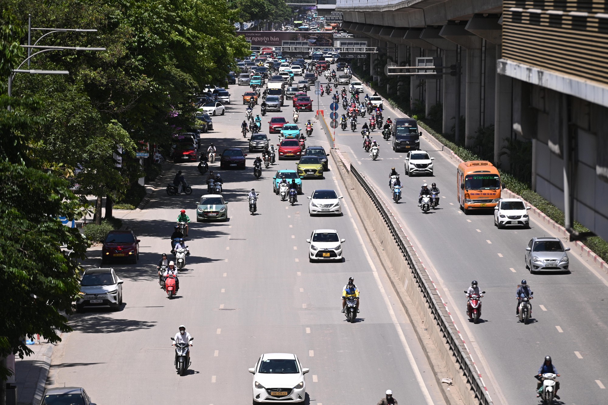 H&agrave; Nội ghi nhận mức nhiệt cao nhất cả nước: Trung t&acirc;m Thủ đ&ocirc; n&oacute;ng ngột ngạt kh&oacute; thở, người d&acirc;n vật v&atilde; giữa &ldquo;chảo lửa&rdquo; 38,7 độ C- Ảnh 2.