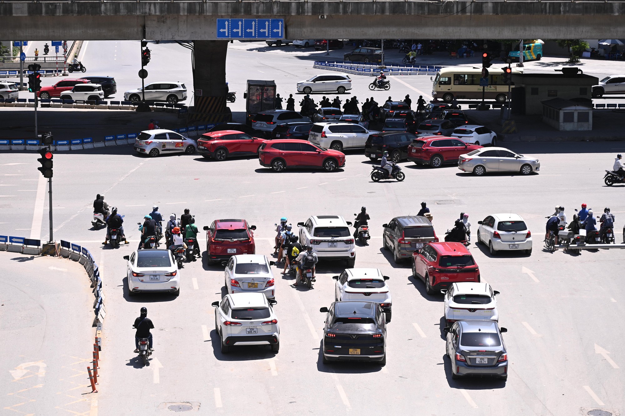H&agrave; Nội ghi nhận mức nhiệt cao nhất cả nước: Trung t&acirc;m Thủ đ&ocirc; n&oacute;ng ngột ngạt kh&oacute; thở, người d&acirc;n vật v&atilde; giữa &ldquo;chảo lửa&rdquo; 38,7 độ C- Ảnh 1.