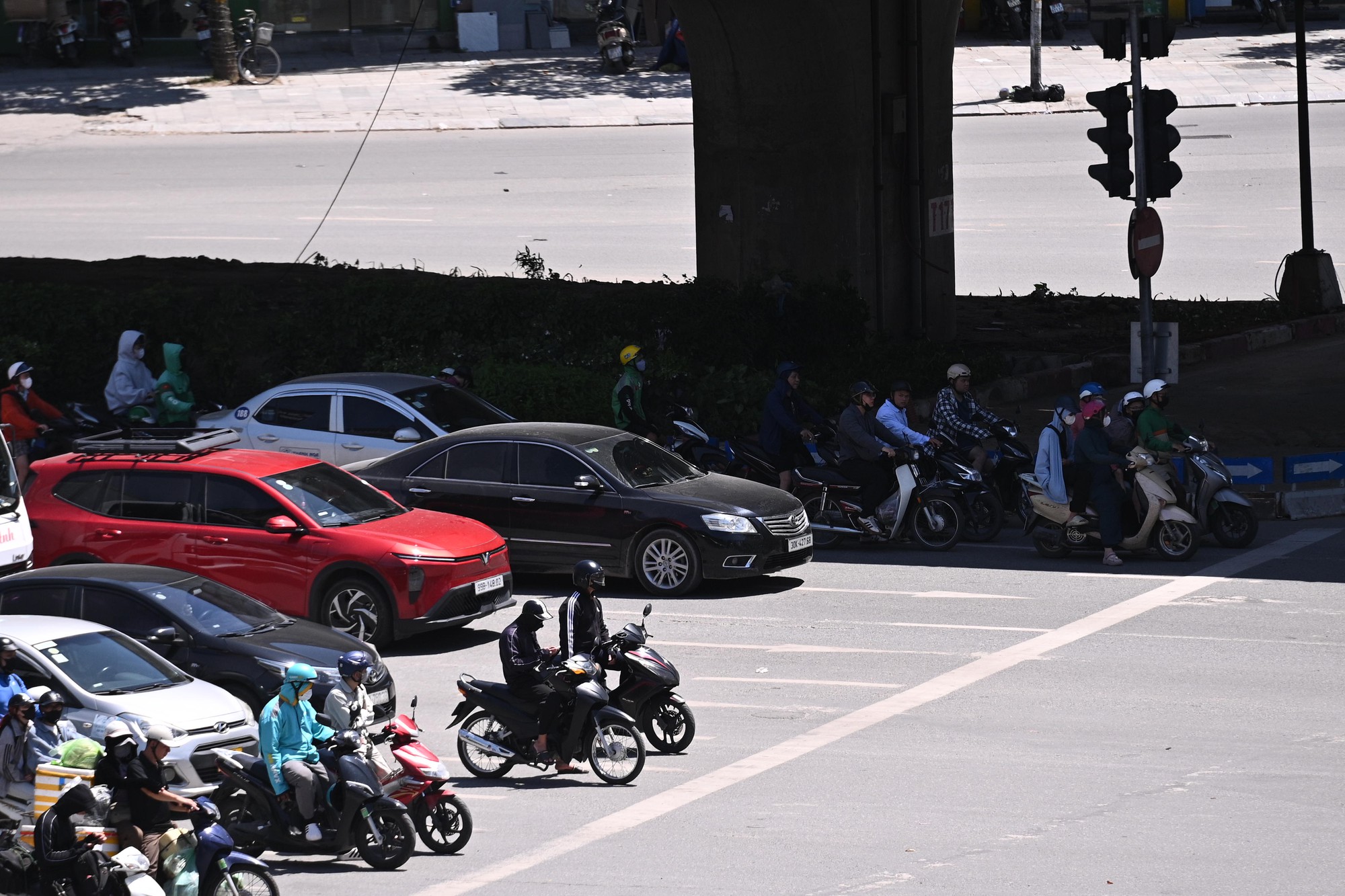 H&agrave; Nội ghi nhận mức nhiệt cao nhất cả nước: Trung t&acirc;m Thủ đ&ocirc; n&oacute;ng ngột ngạt kh&oacute; thở, người d&acirc;n vật v&atilde; giữa &ldquo;chảo lửa&rdquo; 38,7 độ C- Ảnh 4.