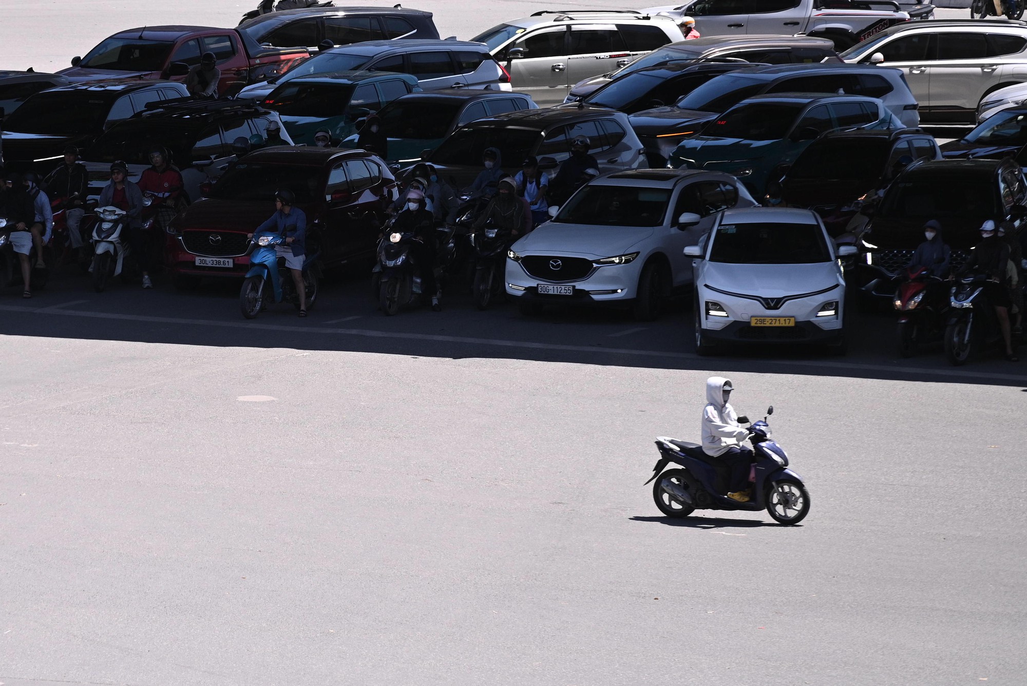 H&agrave; Nội ghi nhận mức nhiệt cao nhất cả nước: Trung t&acirc;m Thủ đ&ocirc; n&oacute;ng ngột ngạt kh&oacute; thở, người d&acirc;n vật v&atilde; giữa &ldquo;chảo lửa&rdquo; 38,7 độ C- Ảnh 5.