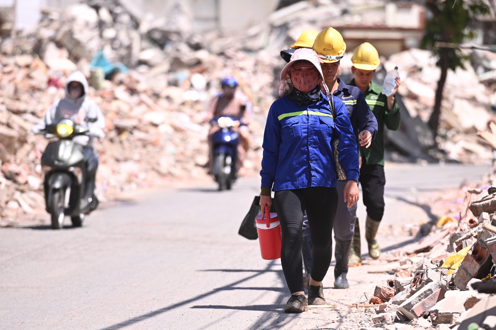 H&agrave; Nội ghi nhận mức nhiệt cao nhất cả nước: Trung t&acirc;m Thủ đ&ocirc; n&oacute;ng ngột ngạt kh&oacute; thở, người d&acirc;n vật v&atilde; giữa &ldquo;chảo lửa&rdquo; 38,7 độ C- Ảnh 10.