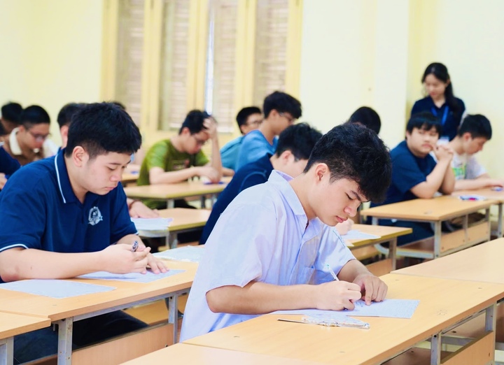 Đề Văn lớp 10 trường chuy&ecirc;n g&acirc;y tranh c&atilde;i, chuy&ecirc;n gia chỉ ra điểm bất hợp l&yacute;- Ảnh 2.