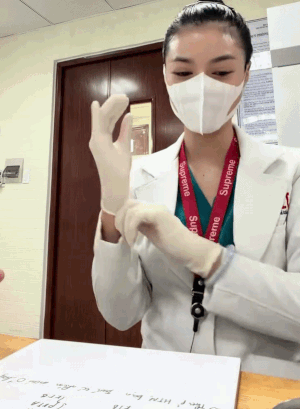 Đăng video lấy mẫu bệnh phẩm, "người đẹp học Y" được cư d&acirc;n mạng nhắc nhở "Găng tay kh&ocirc;ng phải đeo cho đẹp hay cho sạch tay đ&acirc;u"- Ảnh 1.