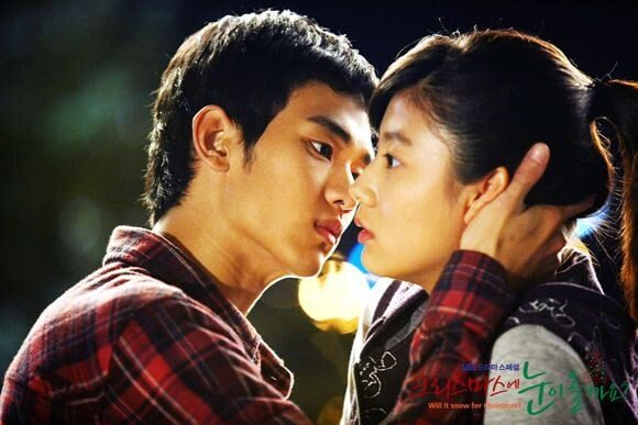 Loạt dấu hiệu đ&aacute;ng ngờ của Kim Soo Hyun với những ng&ocirc;i sao trẻ tuổi- Ảnh 3.