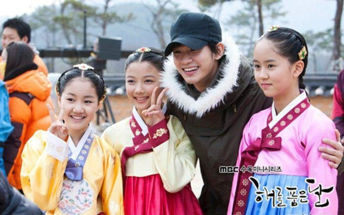 Loạt dấu hiệu đ&aacute;ng ngờ của Kim Soo Hyun với những ng&ocirc;i sao trẻ tuổi- Ảnh 2.
