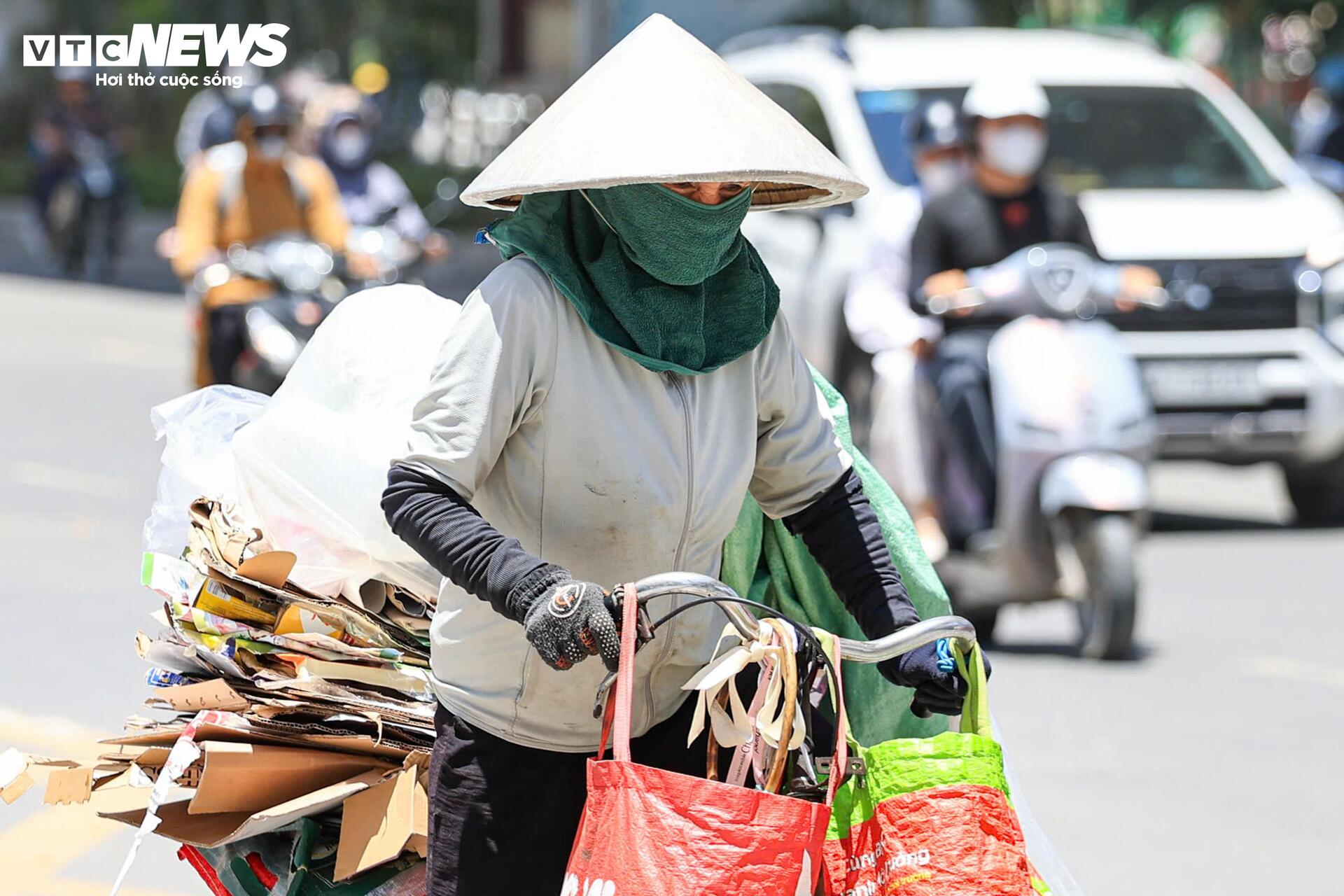 Ngo&agrave;i đường hầm hập như l&ograve; nung, người H&agrave; Nội k&eacute;o v&agrave;o trung t&acirc;m thương mại tr&aacute;nh n&oacute;ng- Ảnh 5.