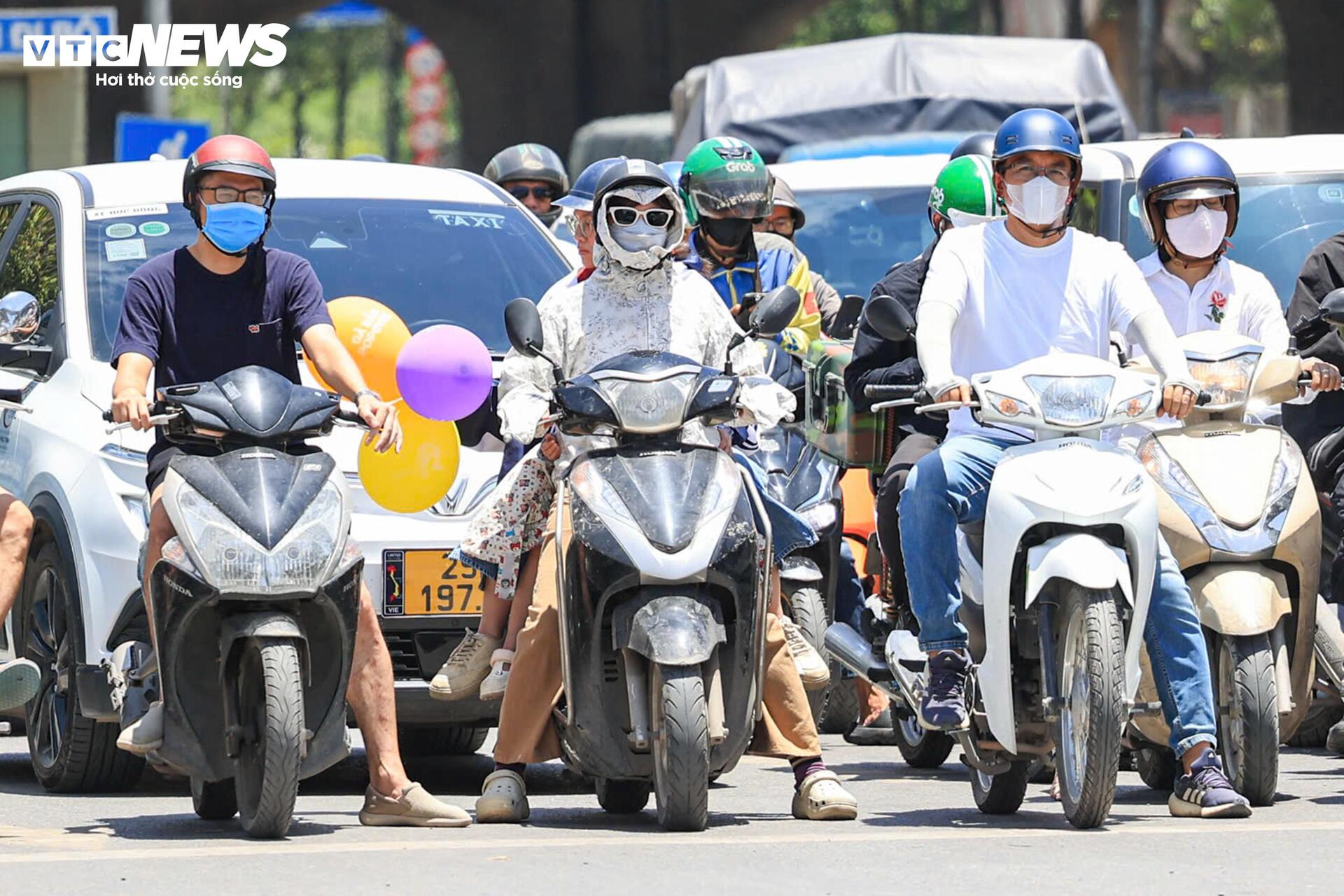Ngo&agrave;i đường hầm hập như l&ograve; nung, người H&agrave; Nội k&eacute;o v&agrave;o trung t&acirc;m thương mại tr&aacute;nh n&oacute;ng- Ảnh 3.