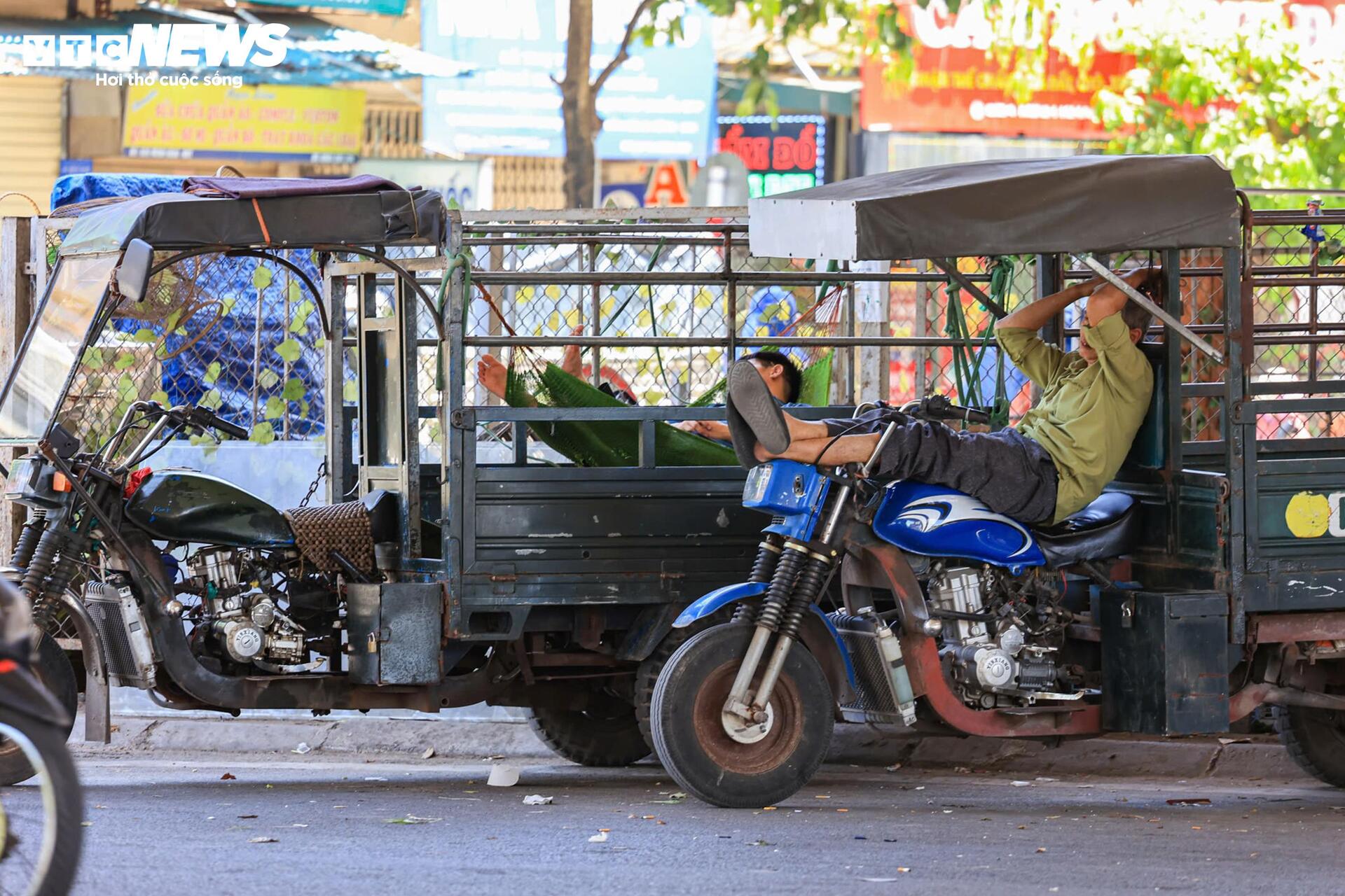 Ngo&agrave;i đường hầm hập như l&ograve; nung, người H&agrave; Nội k&eacute;o v&agrave;o trung t&acirc;m thương mại tr&aacute;nh n&oacute;ng- Ảnh 11.