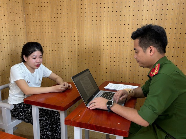 Ra quyết định khởi tố nh&acirc;n vi&ecirc;n Kim Thị Linh SN 2001 c&ugrave;ng nữ quản l&yacute;- Ảnh 3.