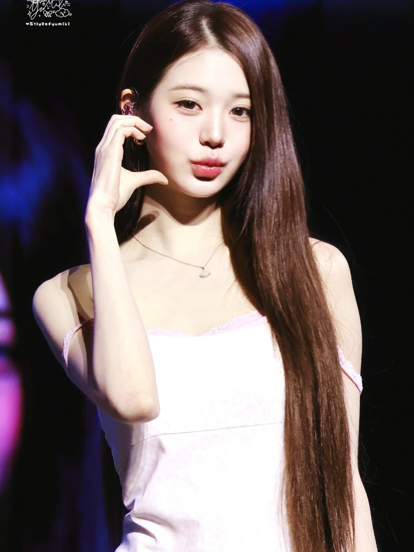 C&ocirc;ng ch&uacute;a Kpop mặc v&aacute;y ngủ l&ecirc;n s&acirc;n khấu- Ảnh 4.