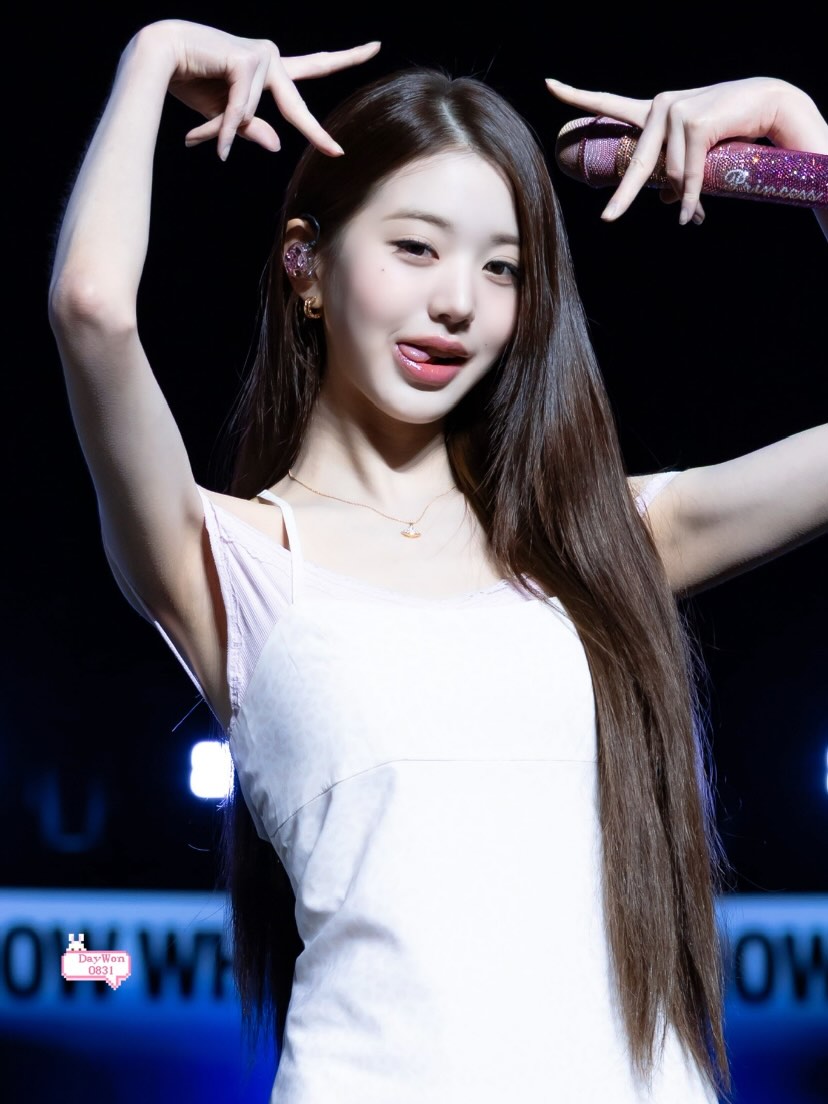 C&ocirc;ng ch&uacute;a Kpop mặc v&aacute;y ngủ l&ecirc;n s&acirc;n khấu- Ảnh 5.